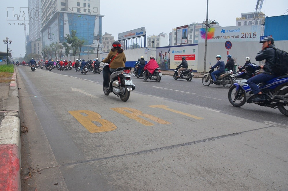 Không cần đề xuất, các phương tiện vẫn ùn ùn đi vào làn BRT